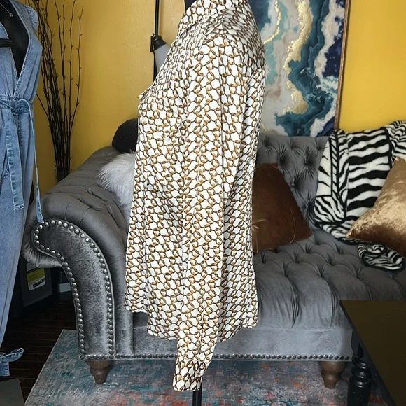 Michael Kors White Gold Chain Blouse w/gold buttons. - Picture 4 of 8